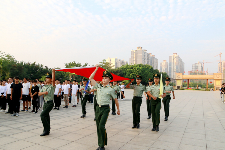 我校举行升旗仪式庆祝新中国成立72周