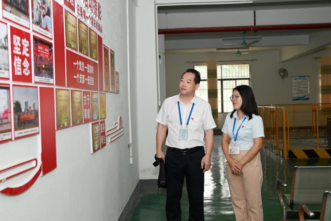 学校党委书记蒙本曼深入汽车与机电学