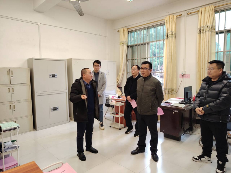 百色市人社局党组书记、局长李建荣到我校调研就业工作