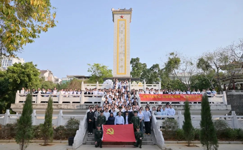 我校开展“缅怀革命先烈，弘扬革命精神”暨重温入党誓词主题党日活动
