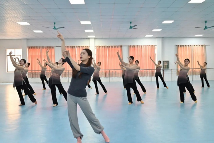 我校2025年春季学期教师公开课听课评课活动圆满结束