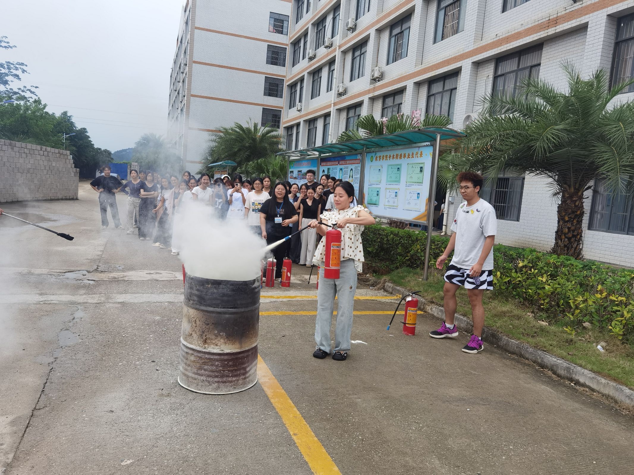 广西工程职业学院教育学院成功开展2025年度消防安全演练暨消防灭火技能演练-广西工程职业学院图片