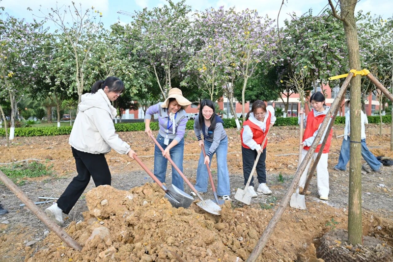 种下一颗匠心，收获万点绿意 | 广西工程职业学院开展植树节活动-广西工程职业学院图片