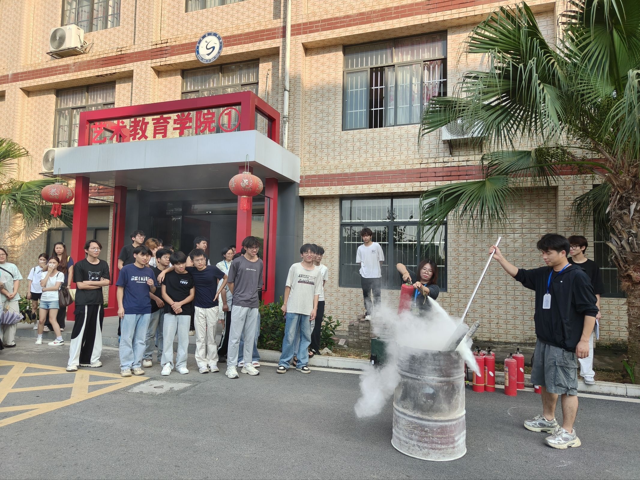 筑牢安全防线，共建平安校园——广西工程职业学院艺术教育学院开展2026年度消防安全演练暨消防灭火技能演练-广西工程职业学院图片