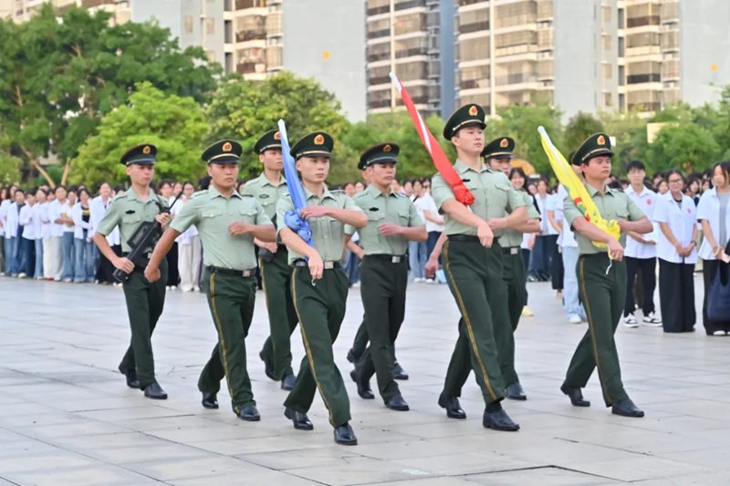 我校举行2026年秋季学期“开学第一课”主题升旗仪式