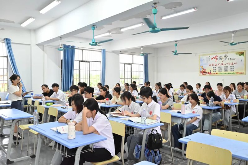 金秋开学首日｜校领导带队督导教学一线 扎实上好开学第一课